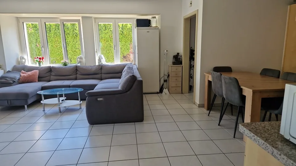 Ampio appartamento di 4 1/2 locali al piano terra con terrazza privata