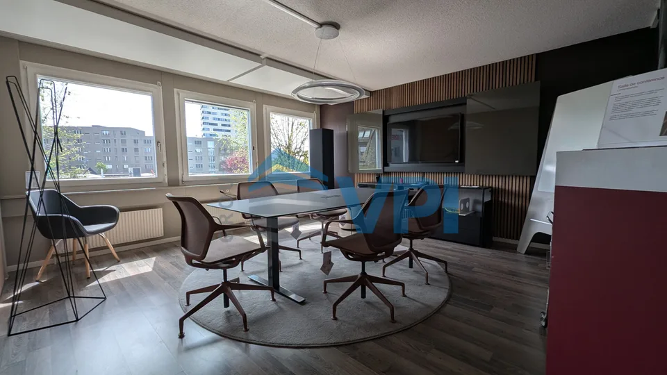 Mont-sur-Lausanne - Beau bureau de 486m2 avec quai de déchargement