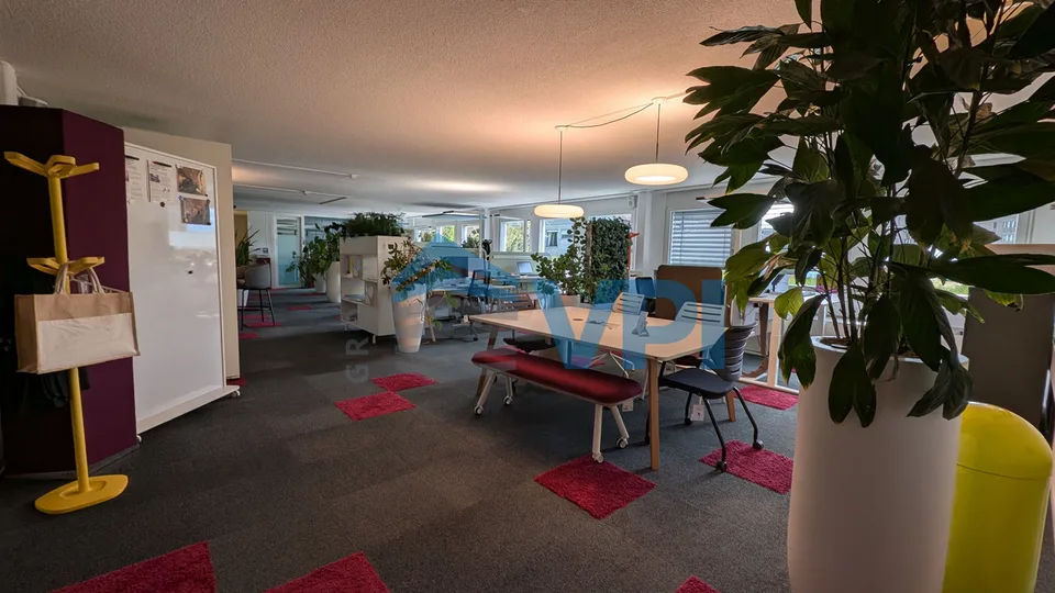 Mont-sur-Lausanne - Beau bureau de 486m2 avec quai de déchargement