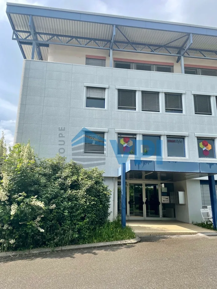 Mont-sur-Lausanne - Beau bureau de 486m2 avec quai de déchargement