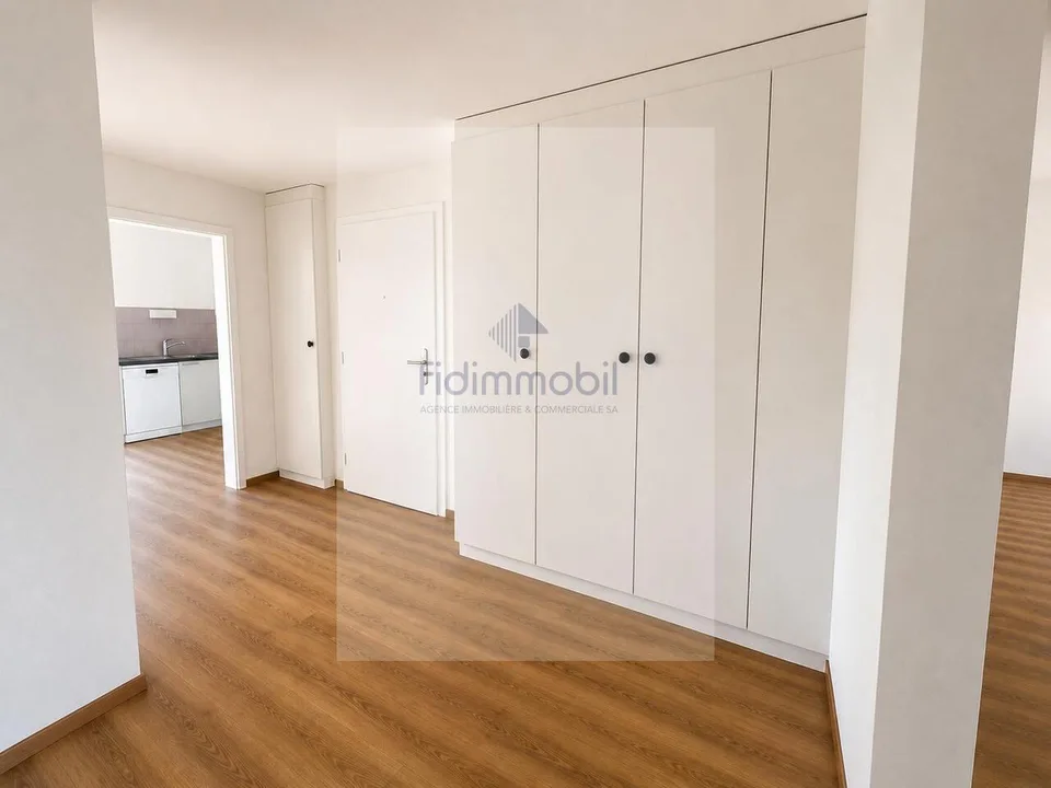 Ampio appartamento di 4 locali con balcone e posto auto