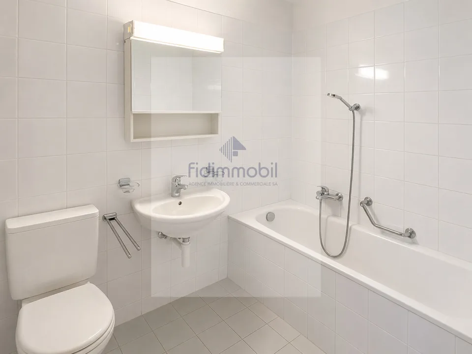 Ampio appartamento di 4 locali con balcone e posto auto