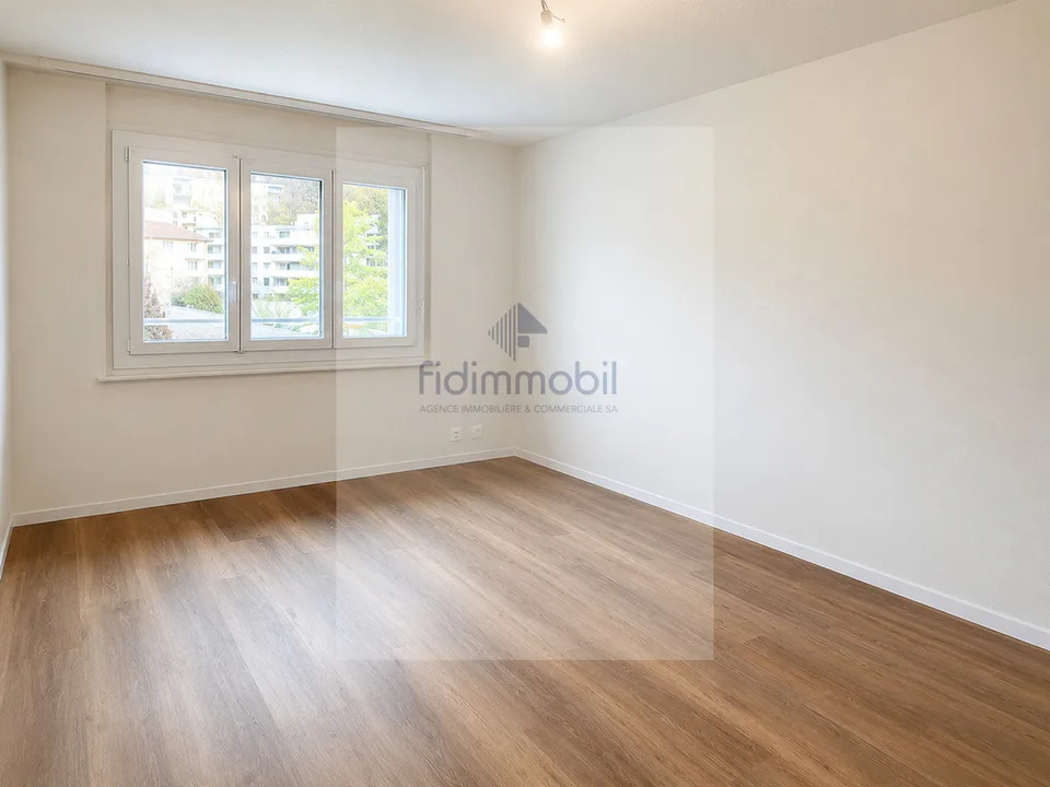 Ampio appartamento di 4 locali con balcone e posto auto