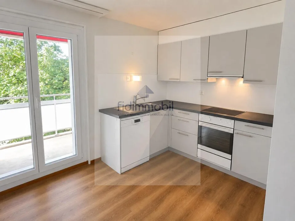 Spacieux appartement 4 pièces avec balcon et place de parc