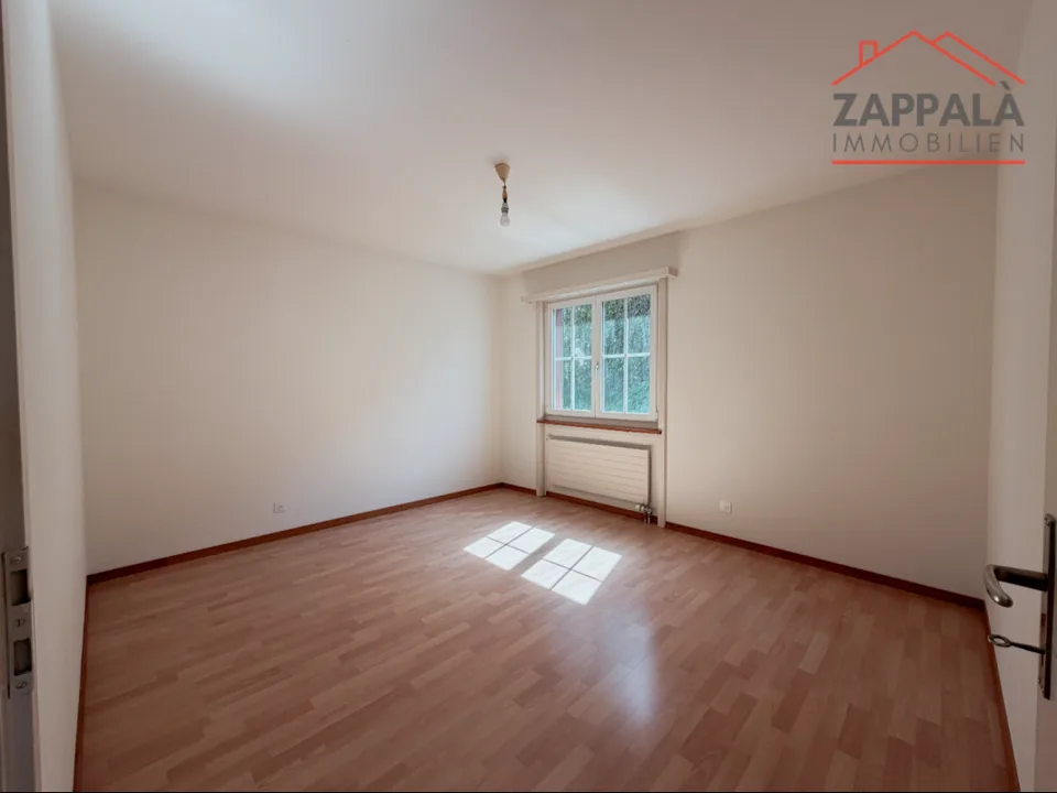 Elegante appartamento di 4 locali al piano terra a Schönenbuch