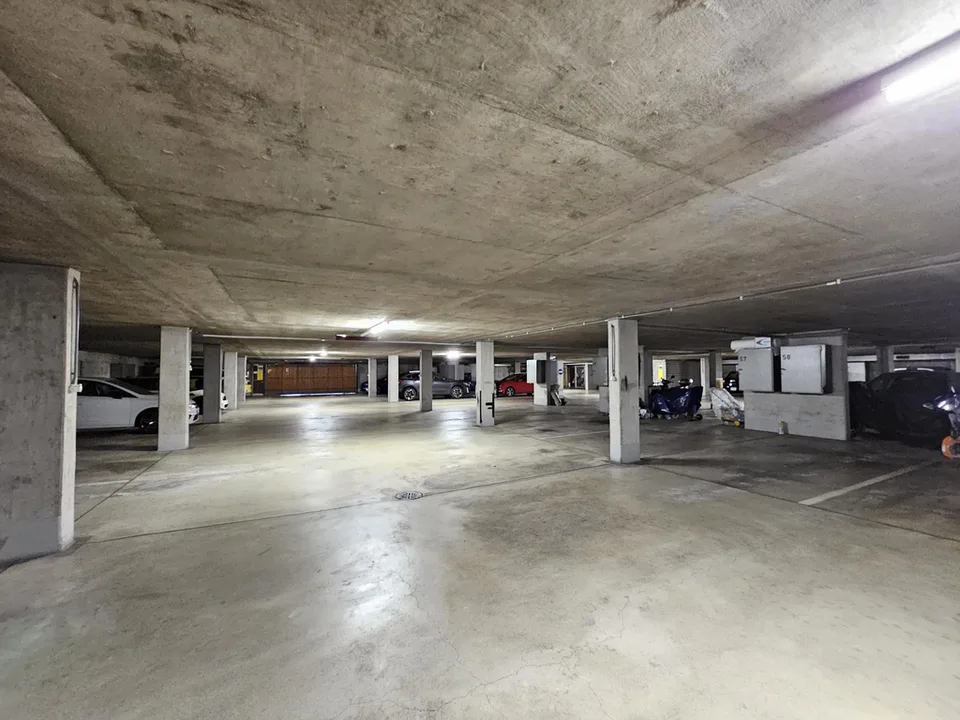 Einstellhallenplatz zu vermieten