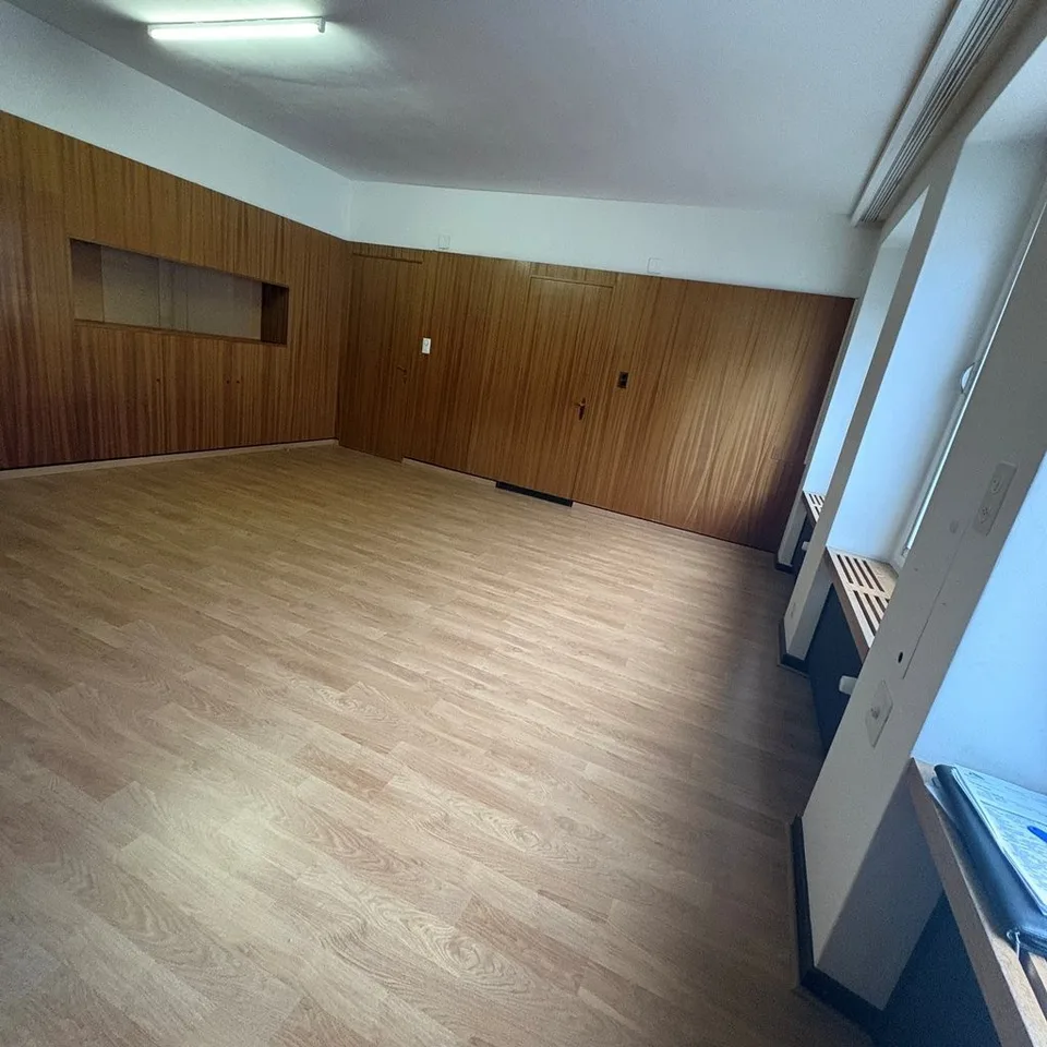 Zu Vermieten: kleiner Raum/Lagerraum im 1. Obergeschoss West