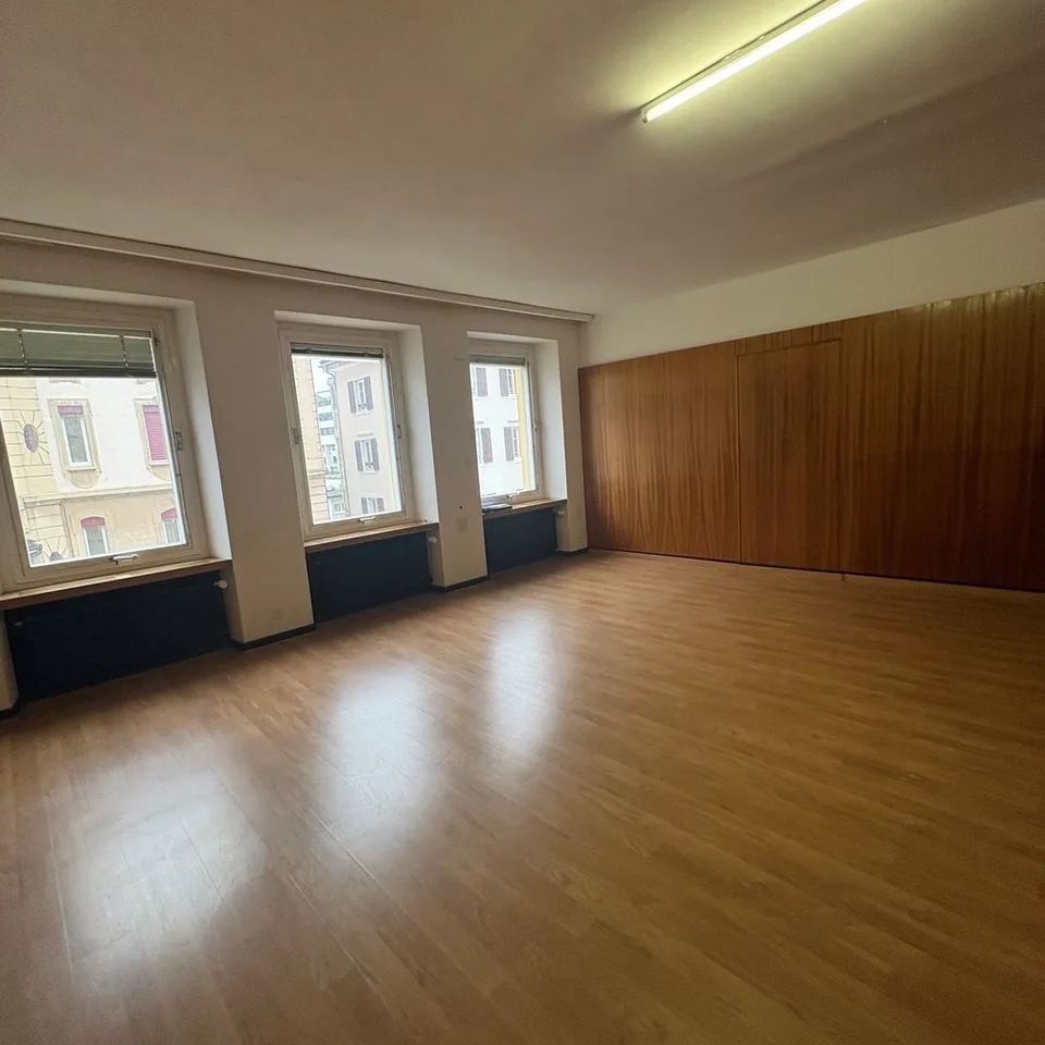 À Louer : petit local / espace de stockage au 1er étage Ouest