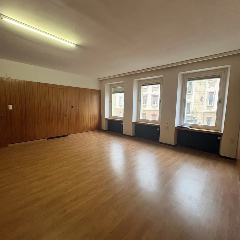 Zu Vermieten: kleiner Raum/Lagerraum im 1. Obergeschoss West
