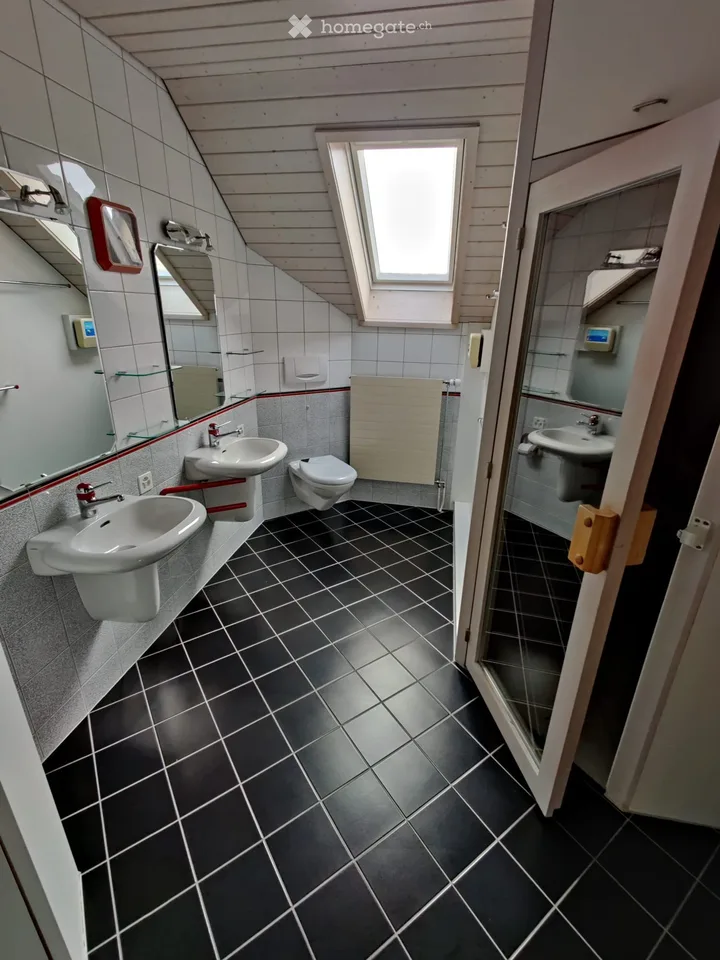 Grosszügige Wohnung in 3 Familienhaus