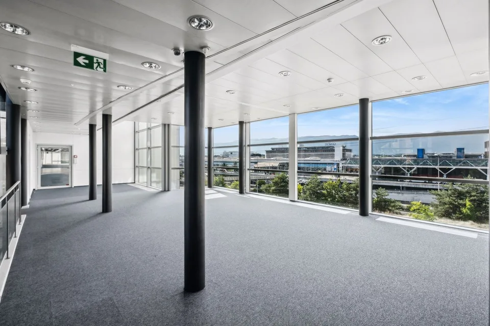 Bureaux Plug & Play à l'aéroport avec excellente visibilité