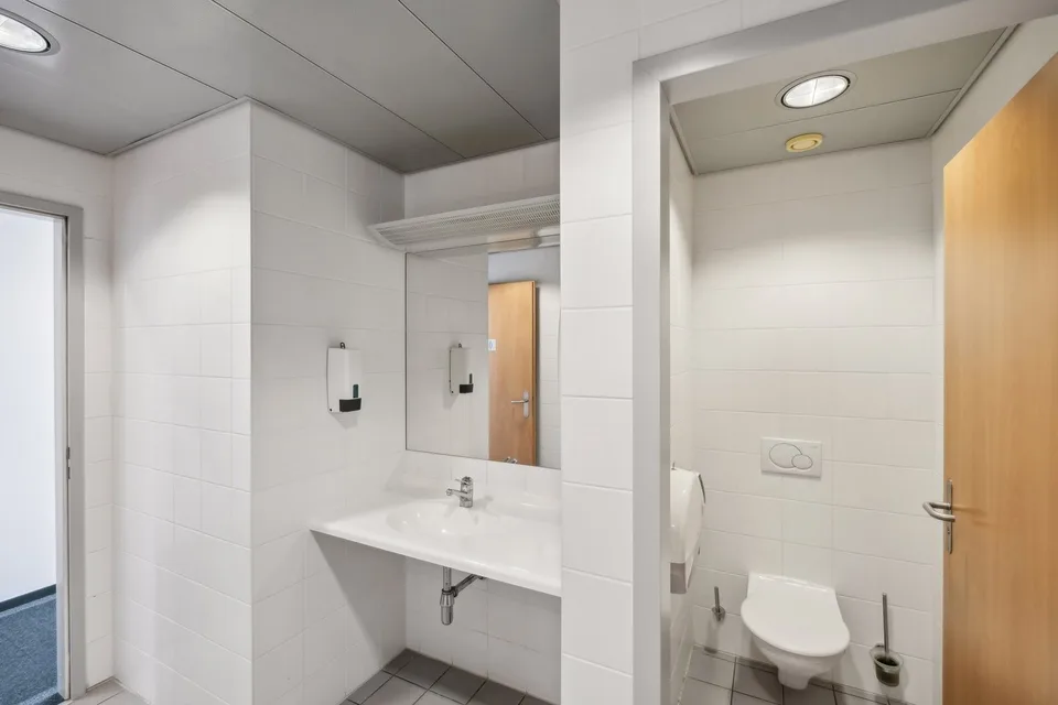 Bureaux Plug & Play à l'aéroport avec excellente visibilité
