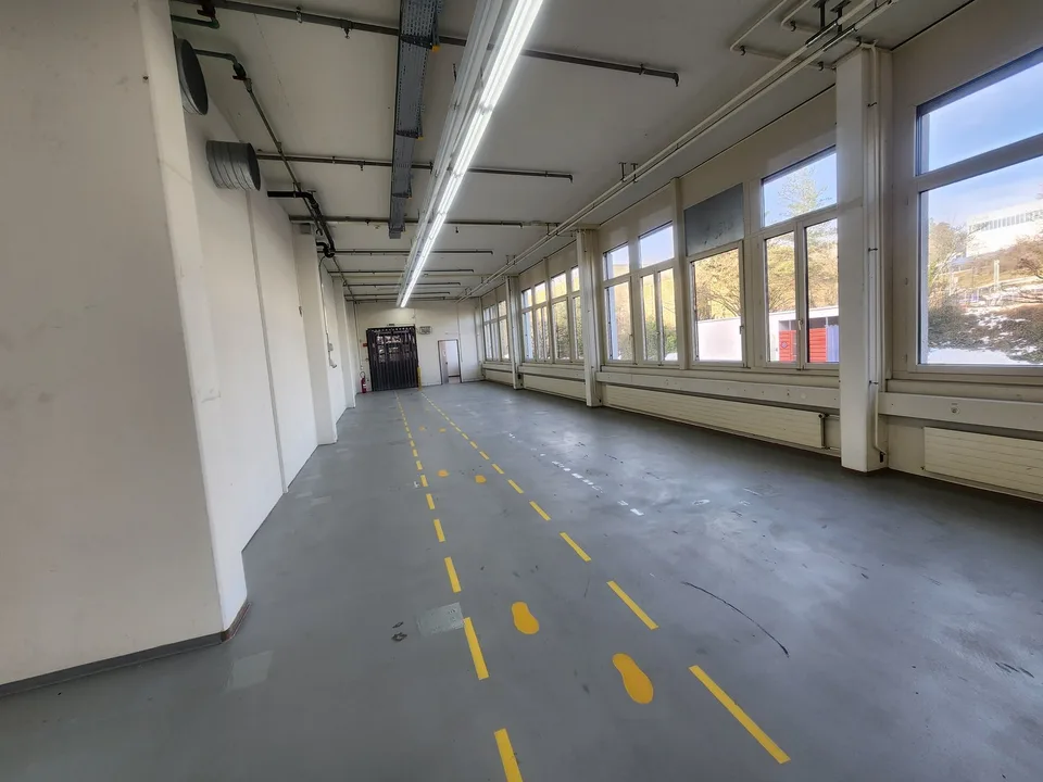 Espace logistique bénéficiant d'un accès direct au quai lourd