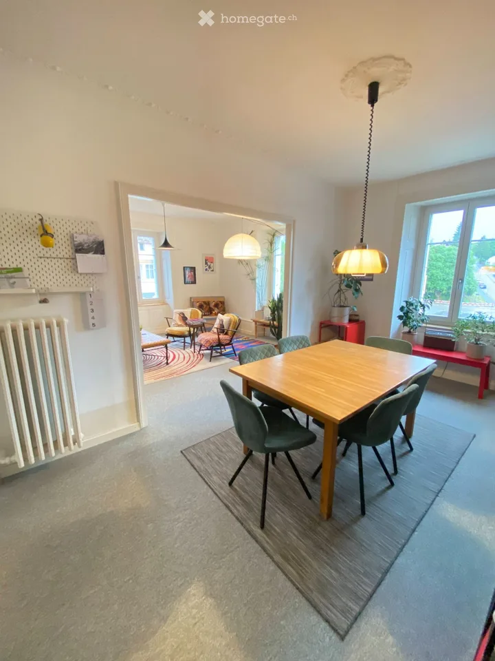 Großes Zimmer in einer 4-Zimmer-WG/5 Personen/2 Badezimmer.