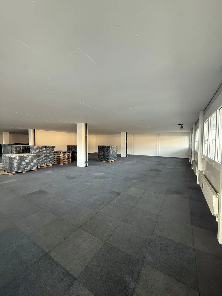 305m² office in Baar for rent