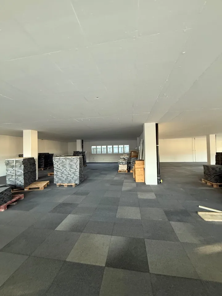 305m² office in Baar for rent