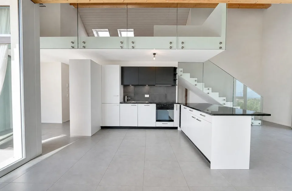 In esclusiva - Ampio e luminoso duplex di 3.5 locali con vista parziale sul lago