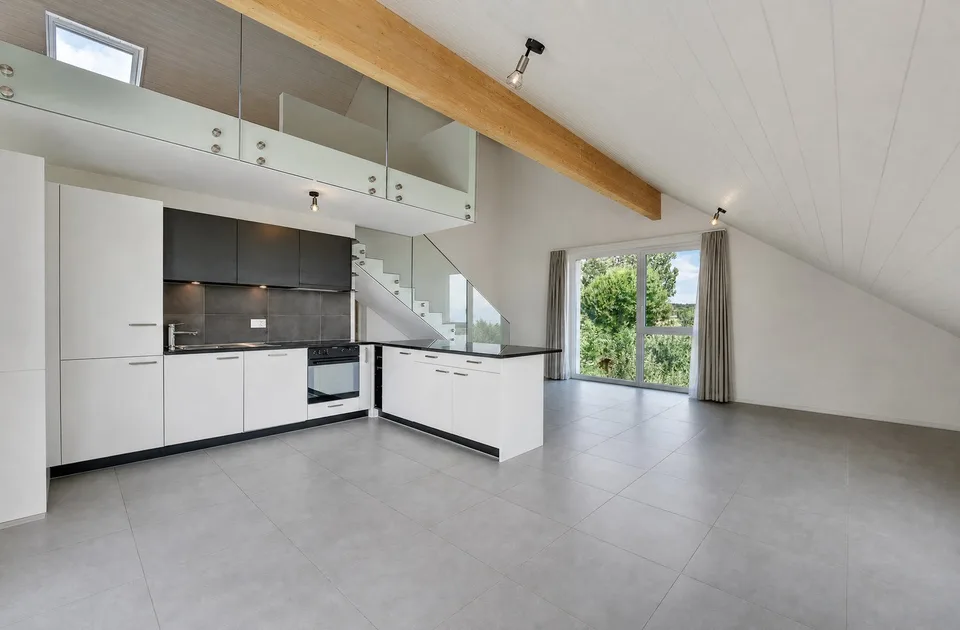 In esclusiva - Ampio e luminoso duplex di 3.5 locali con vista parziale sul lago