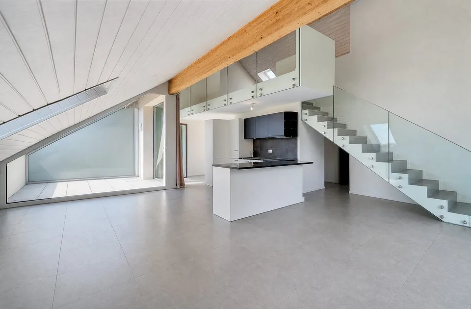 In esclusiva - Ampio e luminoso duplex di 3.5 locali con vista parziale sul lago