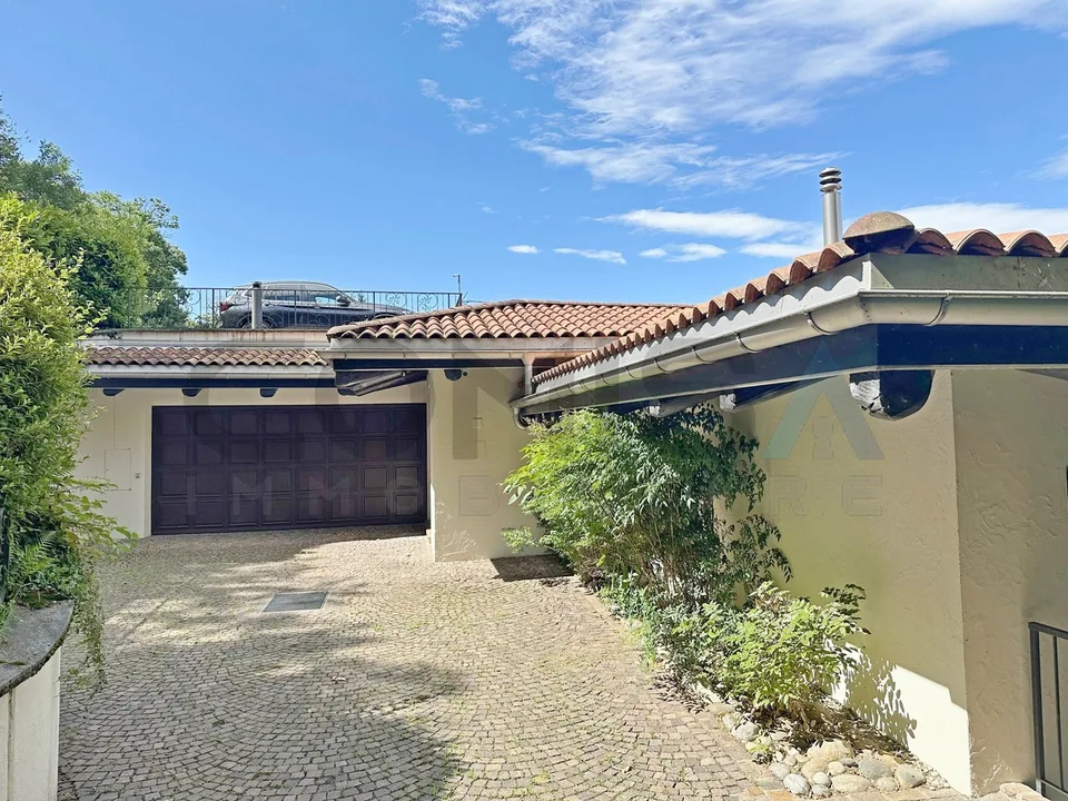 VEZIA Villa 7 locali  con piscina interna