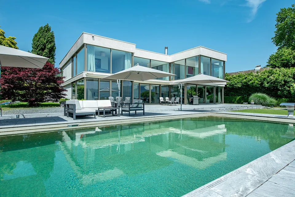 Lusso direttamente sul lago a Stäfa con piscina all'aperto e pontile di balneazione privato