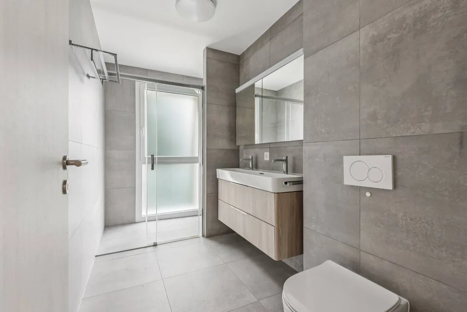 Zwischen See und Weinbergen: Eine moderne Villa mit unwiderstehlichem Charme – Foto 11 von 13