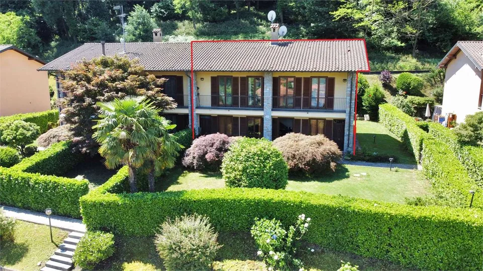 Villa d'angolo molto curata in posizione centrale con giardino e vista