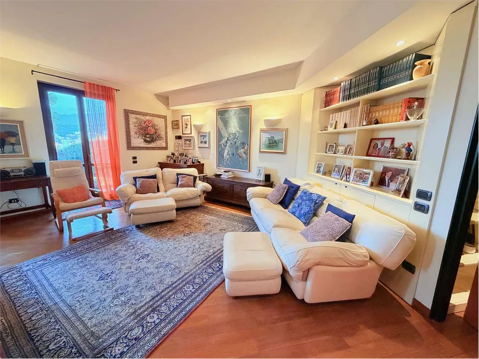 Villa d'angolo molto curata in posizione centrale con giardino e vista – foto 8 di 13