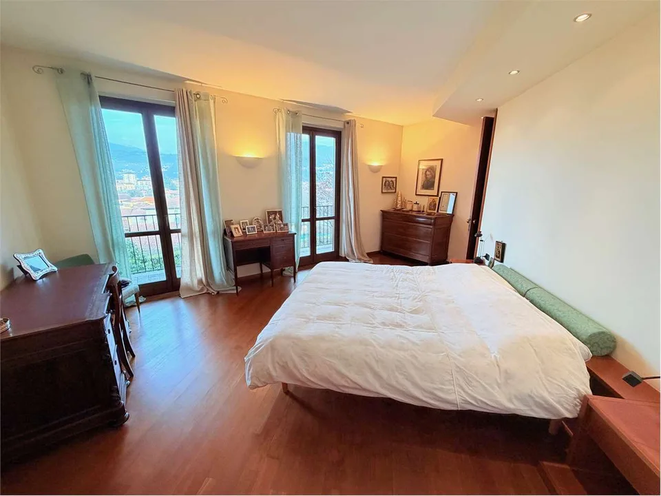 Villa d'angolo molto curata in posizione centrale con giardino e vista – foto 12 di 13