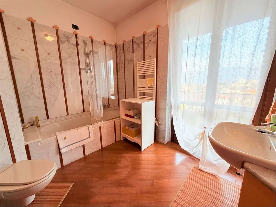 Villa d'angolo molto curata in posizione centrale con giardino e vista – foto 7 di 13