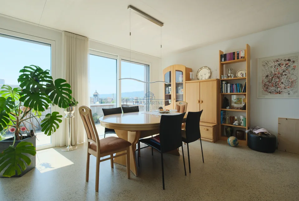 Attikawohnung mit Stil, grosser Terrasse und weiter Aussicht