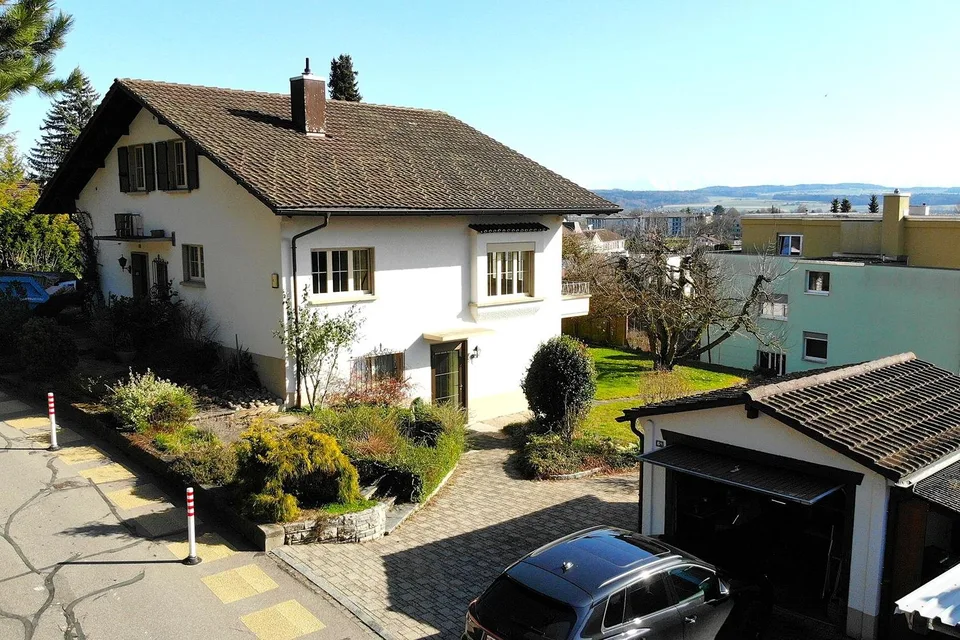 Wohnhaus mit Garage und beheizter Gartenhalle (zus. Wohn- oder Arbeitsraum)