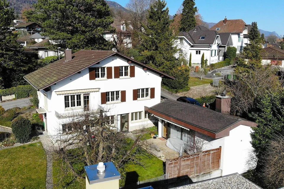 Wohnhaus mit Garage und beheizter Gartenhalle (zus. Wohn- oder Arbeitsraum)
