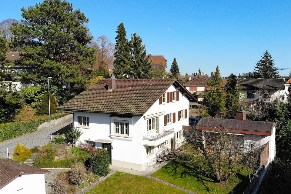 Wohnhaus mit Garage und beheizter Gartenhalle (zus. Wohn- oder Arbeitsraum)