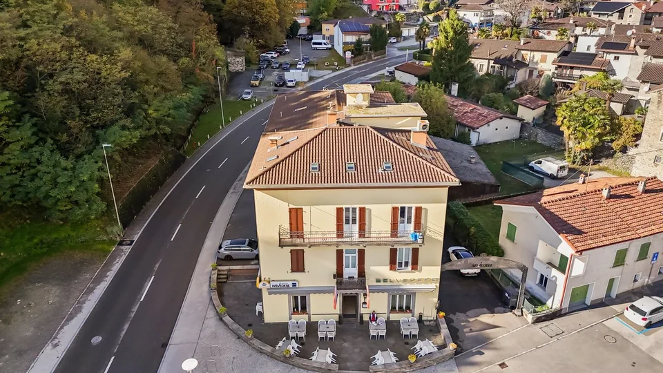 Storico albergo con ristorante, grotto e terreno edificabile – una rara opportunità nel cuore del Ticino
