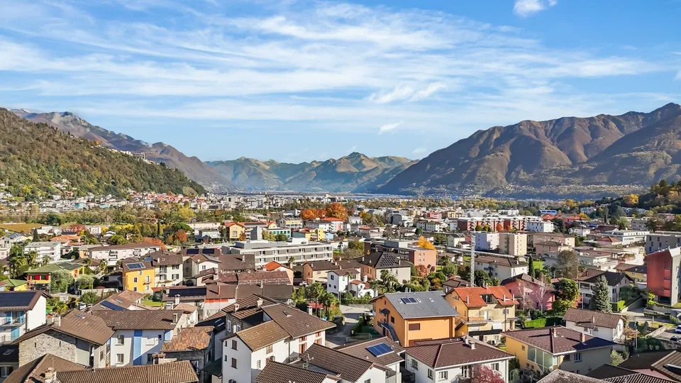 Storico albergo con ristorante, grotto e terreno edificabile – una rara opportunità nel cuore del Ticino