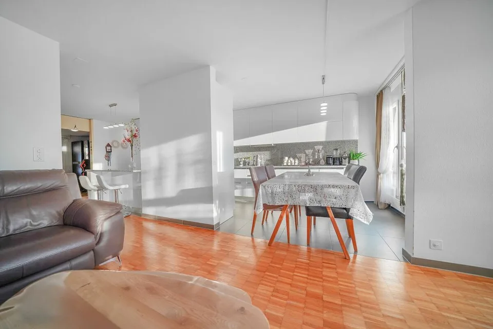 Helle, zentrale 4.5-Zimmer Eigentumswohnung mit Weitsicht