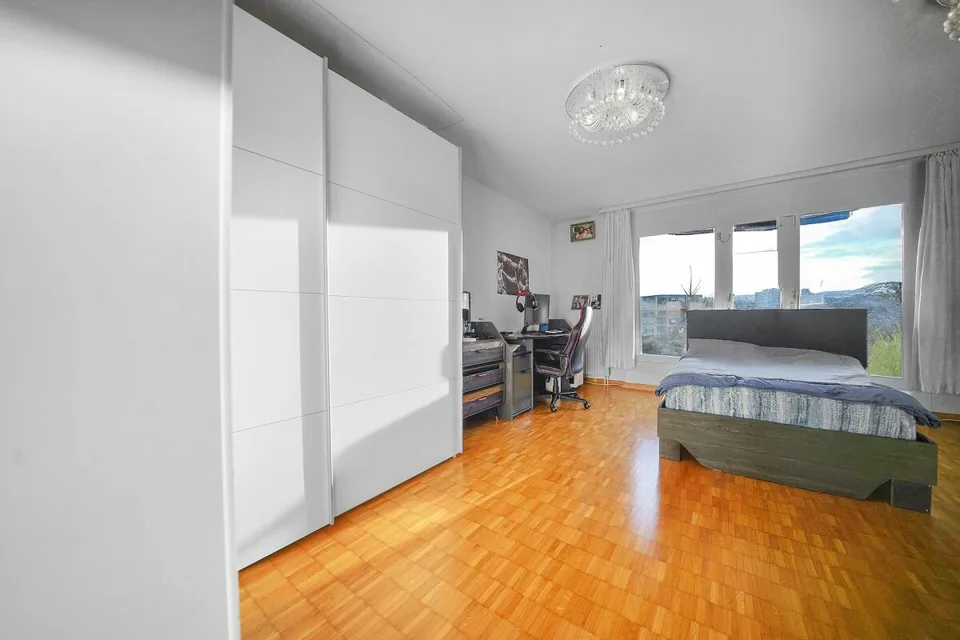 Helle, zentrale 4.5-Zimmer Eigentumswohnung mit Weitsicht – Foto 9 von 16