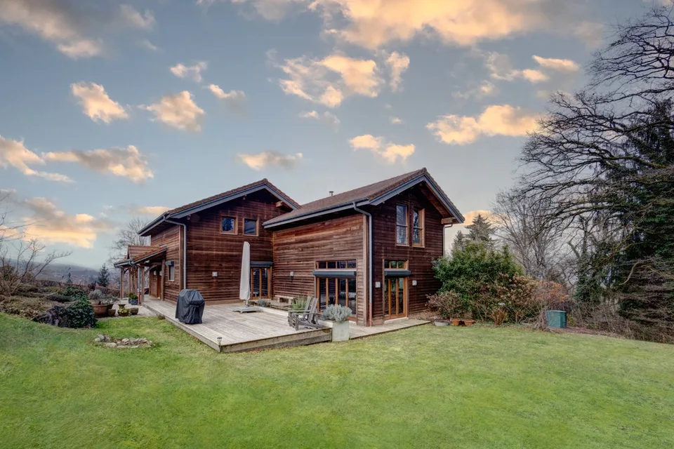 250 m² architektonisch gestaltetes 5-Zimmer-Familienhaus auf einem großen Grundstück von 2.500 m² direkt neben einem Wald