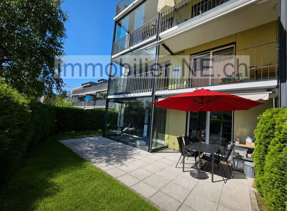 Bel appartement de 3,5 pièces, bénéficiant d'un jardin privatif et d'une place de parc intérieure