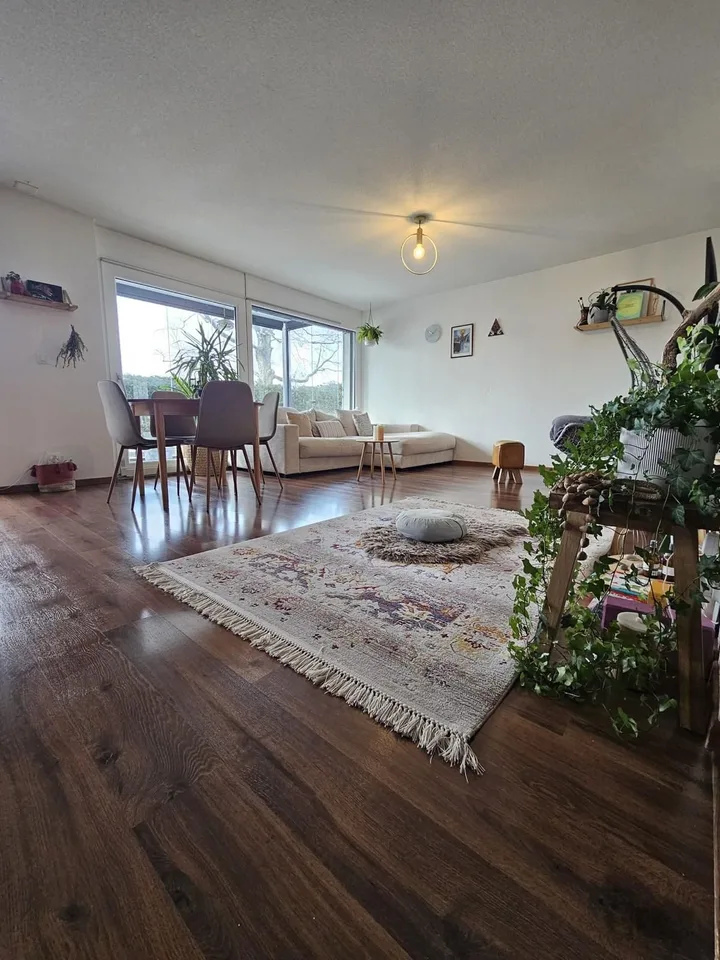 Bellissimo appartamento di 3,5 locali, con giardino privato e posto auto interno