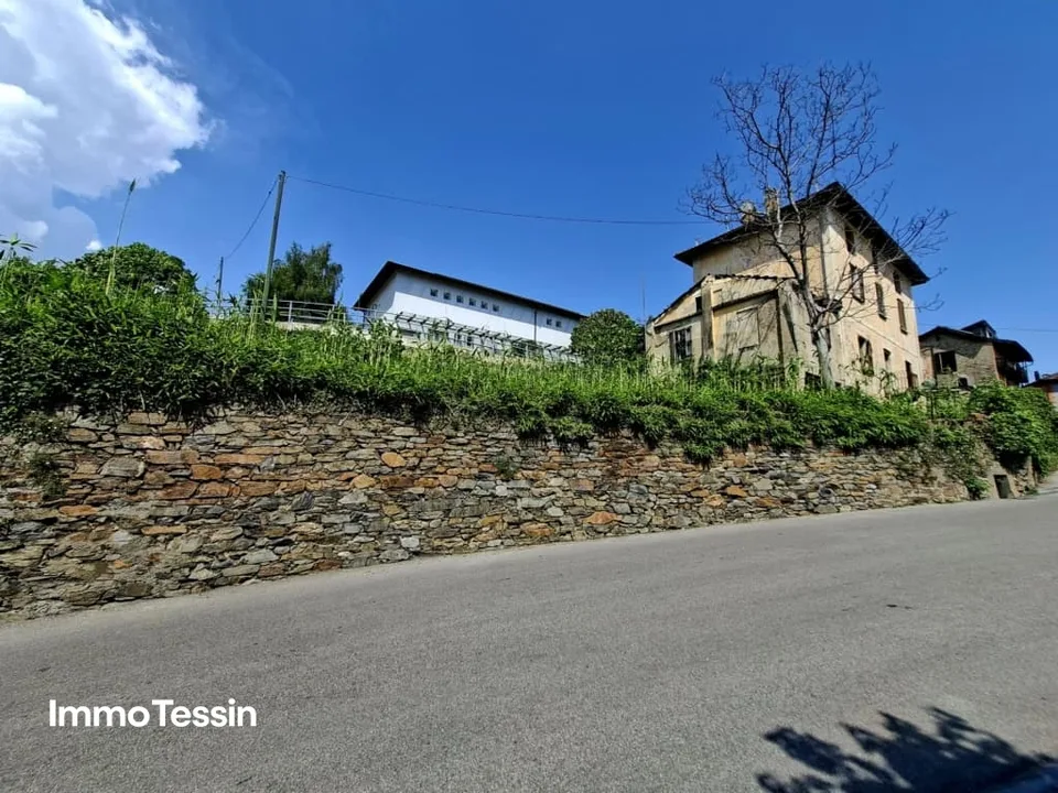 Liegenschaft zum Sanieren mit atemberaubender Fernsicht in die Tessiner Bergwelt in der Nähe von Lugano