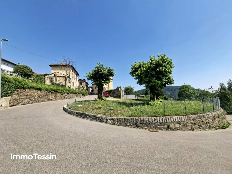Liegenschaft zum Sanieren mit atemberaubender Fernsicht in die Tessiner Bergwelt in der Nähe von Lugano
