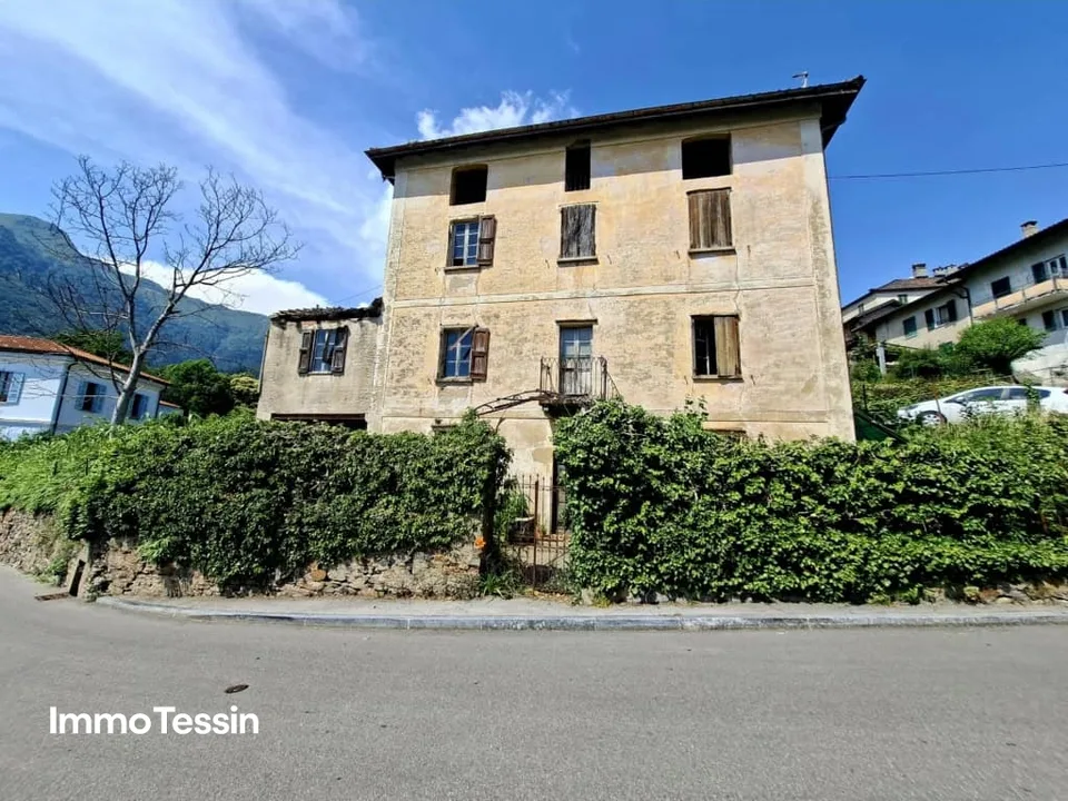 Liegenschaft zum Sanieren mit atemberaubender Fernsicht in die Tessiner Bergwelt in der Nähe von Lugano