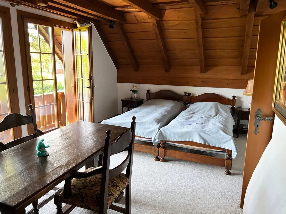 Charmante ferme de 5,5 pièces avec vue panoramique et ambiance de vie spéciale – photo 10 sur 13
