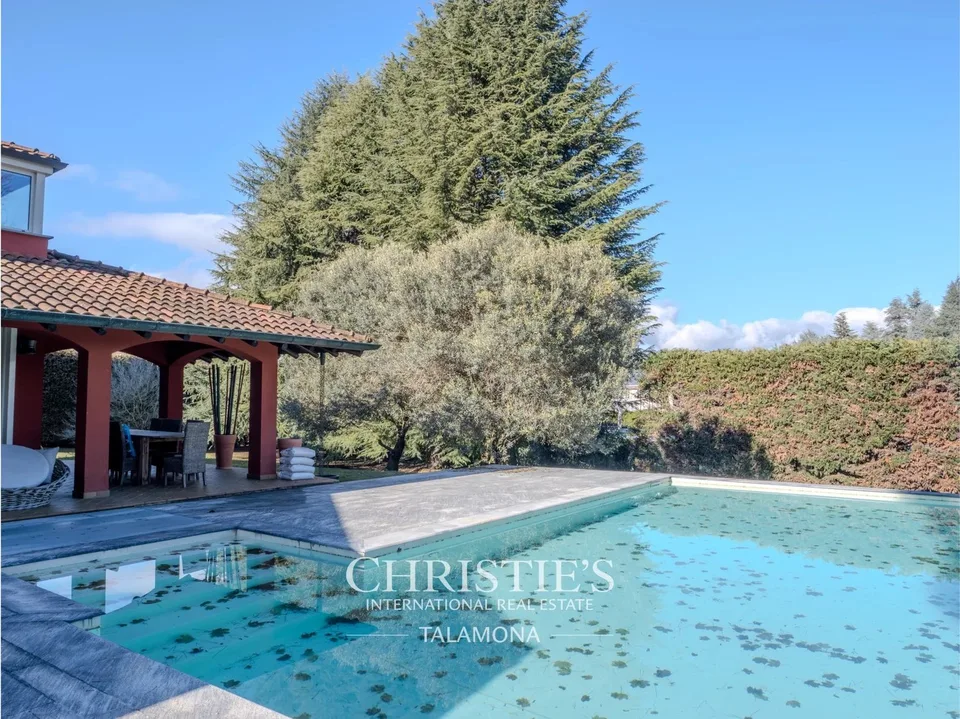 Elegante villa con piscina e giardino a Dormelletto