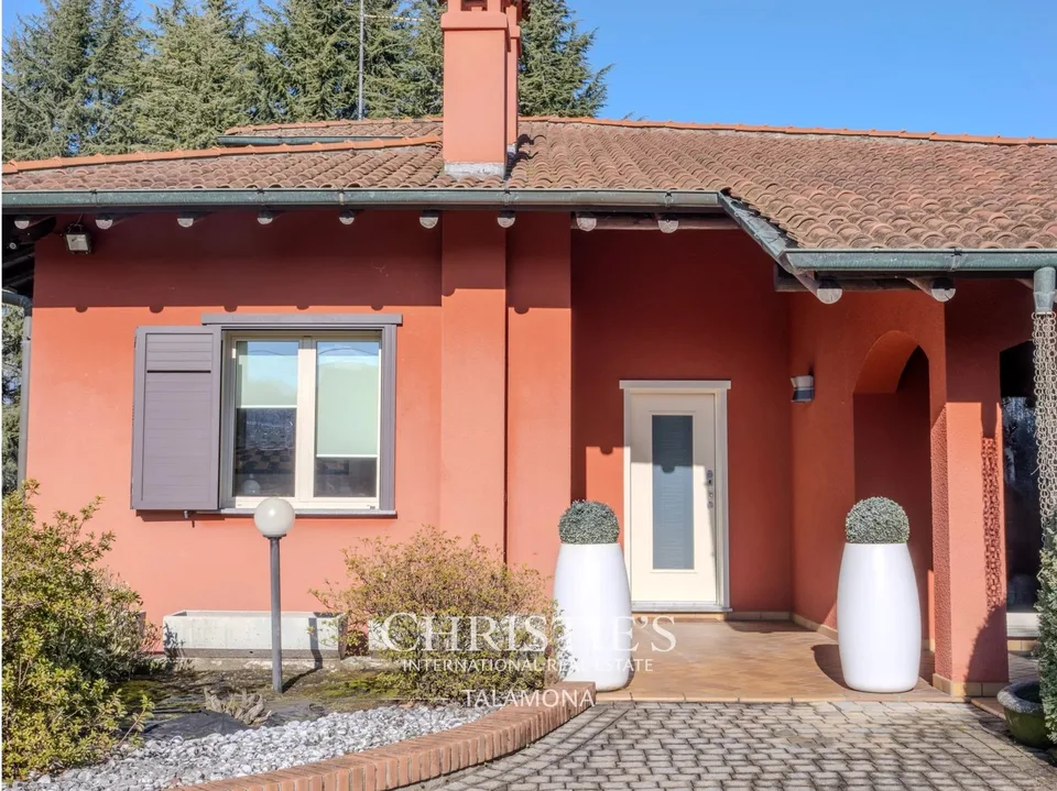 Elegante villa con piscina e giardino a Dormelletto