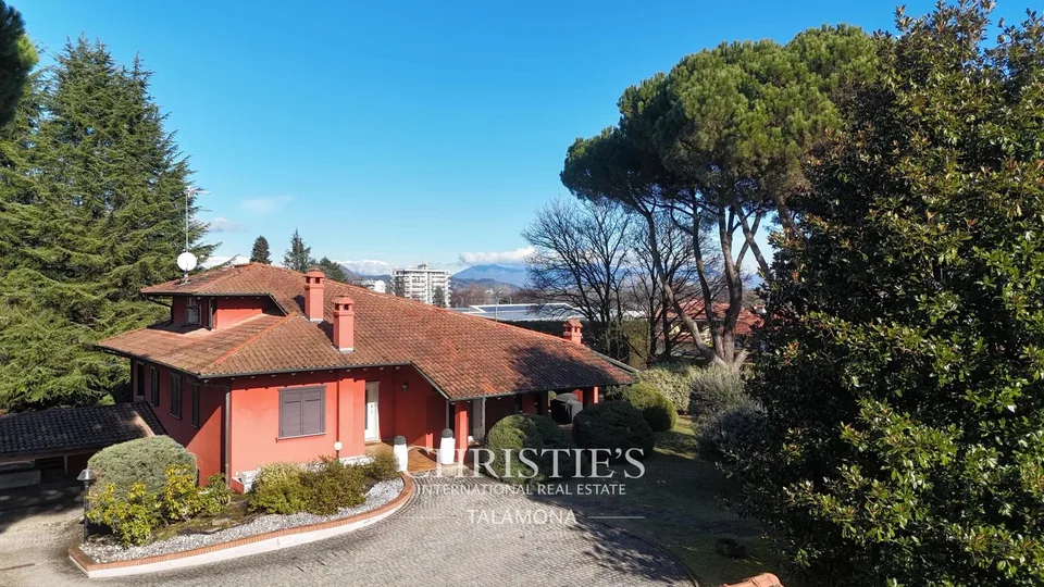 Elegante villa con piscina e giardino a Dormelletto