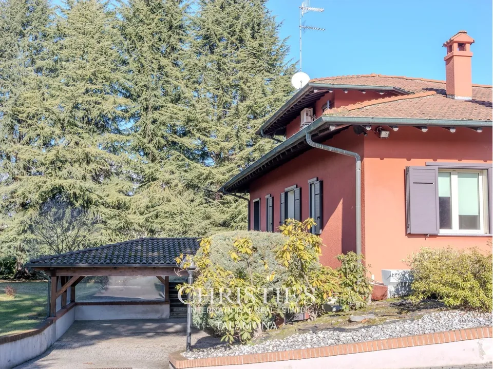 Elegante villa con piscina e giardino a Dormelletto