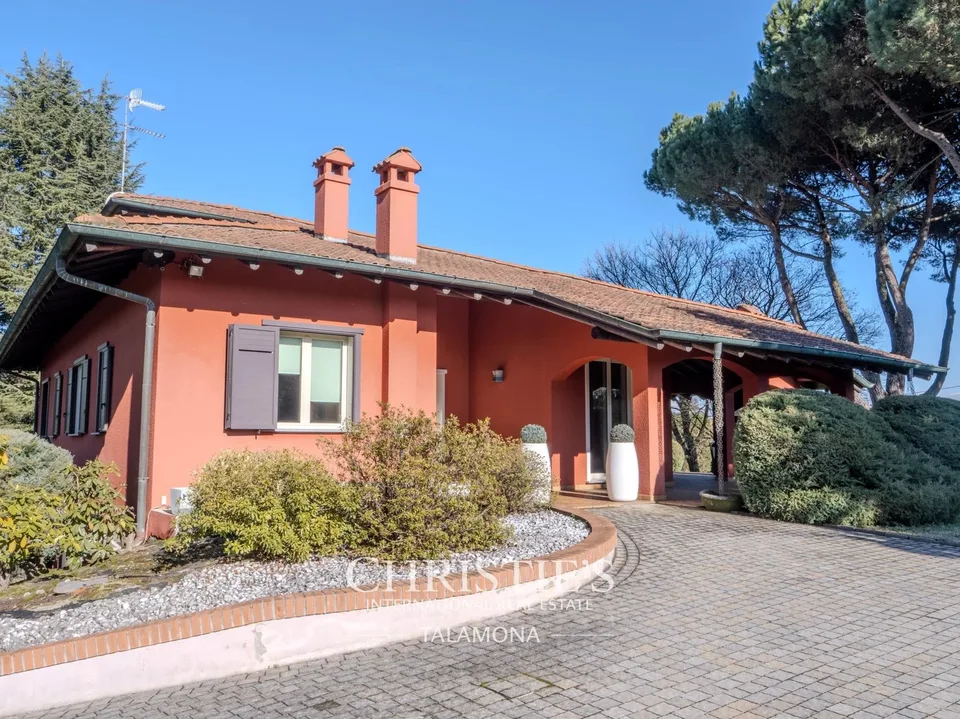 Elegante Villa mit Pool und Garten in Dormelletto